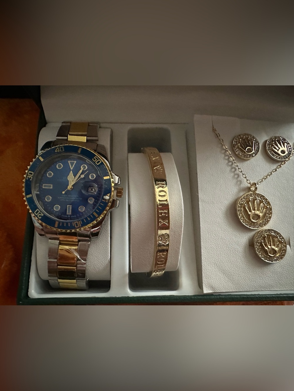 Two gift in one watch for men and set for women is beautiful New. Not authentic